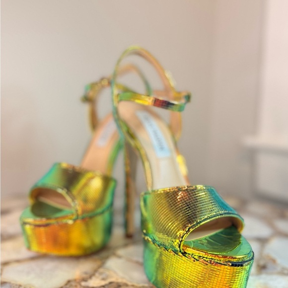NEW Steve Madden Iridescent Green-Gold Metallic Platform Heels SIZE 5 - Picture 4 of 8
